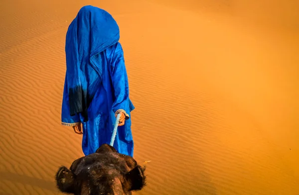 Guida berbera sulle dune di sabbia di Merzouga — Foto Stock