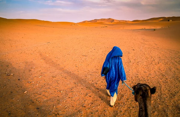 Берберский путеводитель по песчаным дюнам Мфуга — стоковое фото