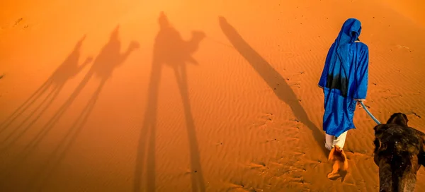 Guia berbere sobre dunas de areia Merzouga — Fotografia de Stock