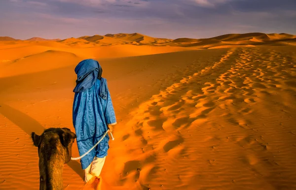 Berber gids op de zandduinen van Merzouga — Stockfoto