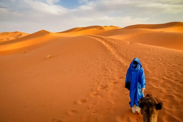 Berber útmutató, Merzouga homokdűnék — Stock Fotó