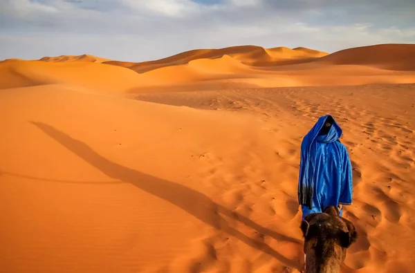 Berber gids op de zandduinen van Merzouga — Stockfoto