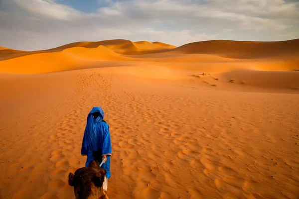 Guía bereber sobre las dunas de arena Merzouga — Foto de Stock