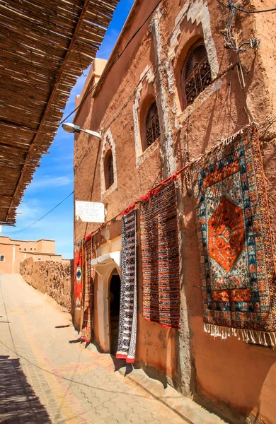 Mattor till försäljning i Ouarzazate medina — Stockfoto