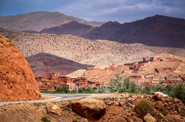 Pueblo en las montañas del Atlas —  Fotos de Stock