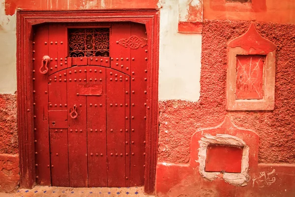 Drzwi do tradycyjnego domu w medina — Zdjęcie stockowe