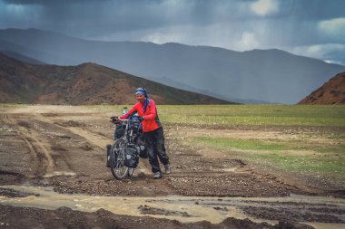 Nehri geçerken bisikletçi 