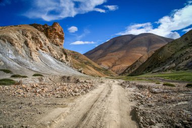 Toprak çakıl dağ yol Merkezi Tibet üzerinden