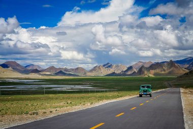 Dört Tibet'te bir yolda sürücü tekerlek