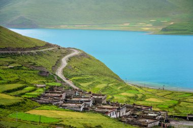 Yamdrok teknik destek Lake Gölü üzerinde geleneksel Tibet evleri