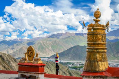 Altın geyik ve Tibet manastır dharma tekerleğinde