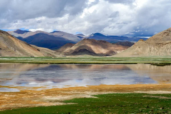 Mokřady a jezero v Tibetu — Stock fotografie