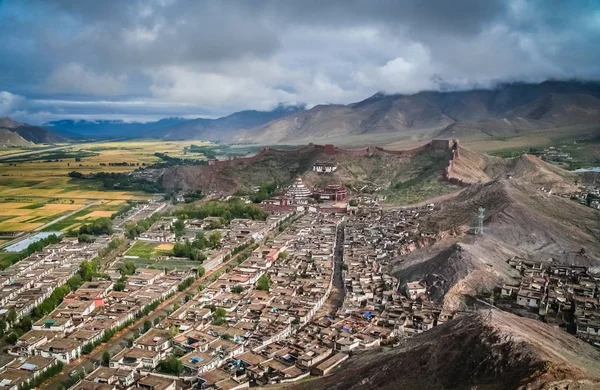 A légi felvétel a fallal körülvett város Gyantse Tibet — Stock Fotó