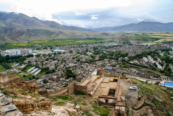 A légi felvétel a fallal körülvett város Gyantse Tibet — Stock Fotó