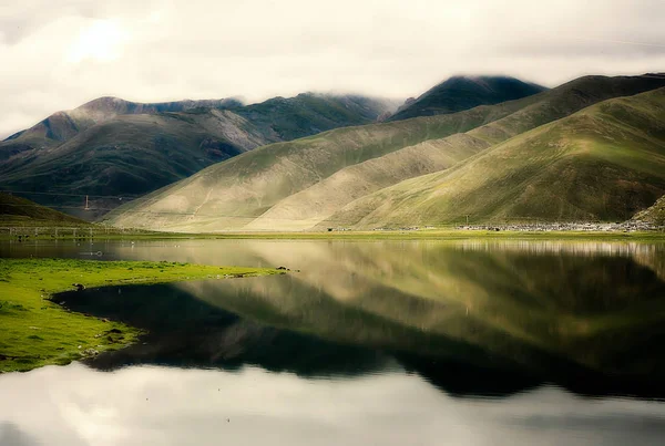 Kopce odrážející se v jezeře — Stock fotografie