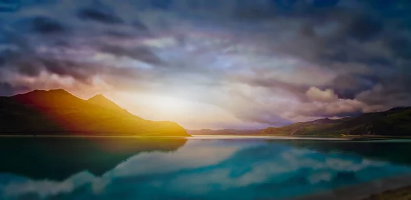 Tramonto su acque calme di un lago tibetano — Foto Stock