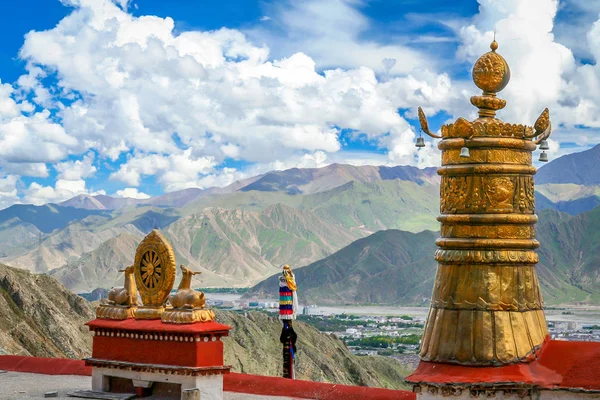 Der goldene Hirsch und das Dharma-Rad im tibetischen Kloster — Stockfoto