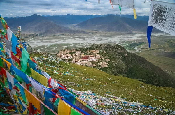 Banderas de oración budistas y el monasterio de Gyantse — Foto de Stock