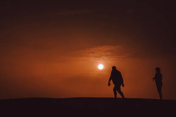 Marcher sur les dunes de sable au crépuscule — Photo