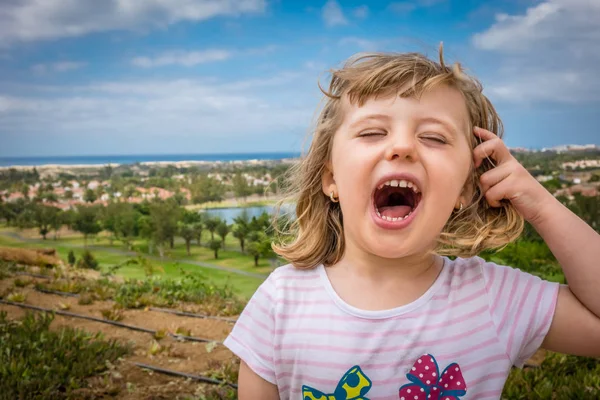 Happy girl shouting — Stock Photo, Image