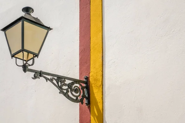 Lampadaire sur le mur de la maison — Photo