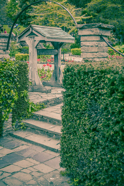 Старый колодец в парке
