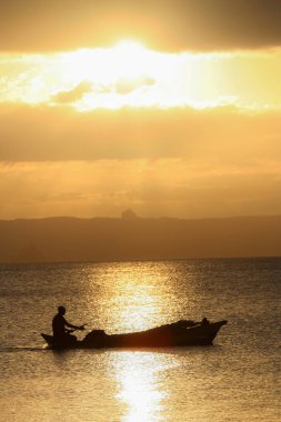 Gün batımında pirogue