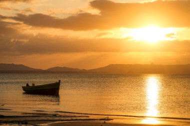 Gün batımında pirogue
