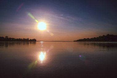 Tsiribihina Nehri üzerinde muhteşem günbatımı
