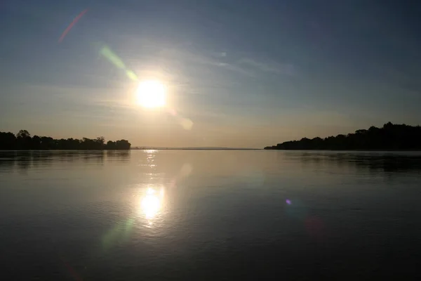 Espectacular puesta de sol sobre el río Tsiribihina — Foto de Stock