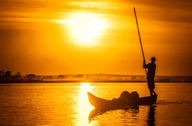 Gün batımında pirogue