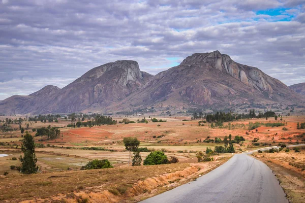 Estrada através de Madagáscar — Fotografia de Stock