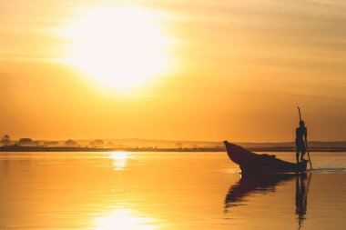 Gün batımında pirogue