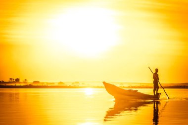 Gün batımında pirogue