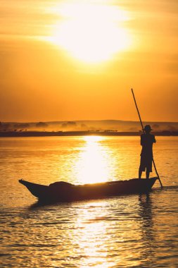 Gün batımında pirogue