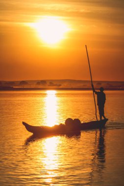 Gün batımında pirogue