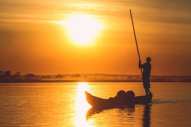 Gün batımında pirogue