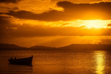 gün batımında tekne