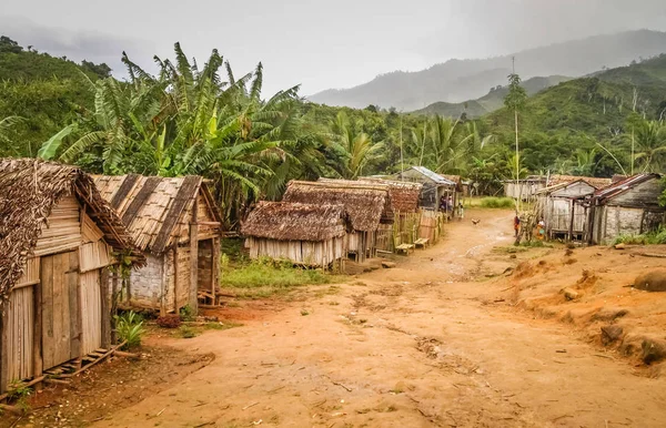 Pequeño pueblo en Madagascar rural — Foto de Stock