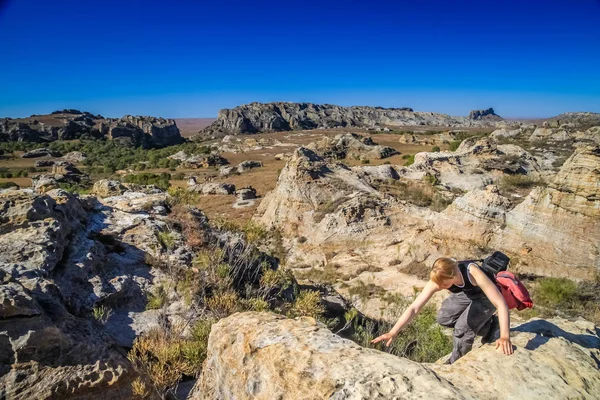 Trekking femme sur sentier rocheux — Photo