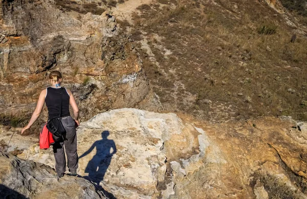 Trekking femme sur sentier rocheux — Photo
