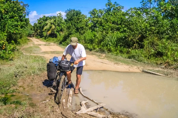 Їзда на велосипеді через джунглі — стокове фото