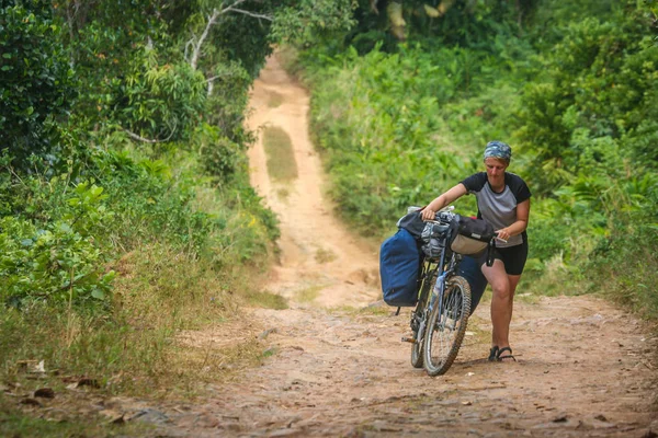 Pousser le vélo sur un chemin de jungle — Photo