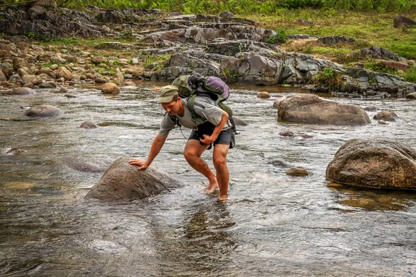 Tropik bir nehir geçiş