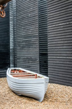 Beyaz tekne ve eski fishermans ahşap kulübeler