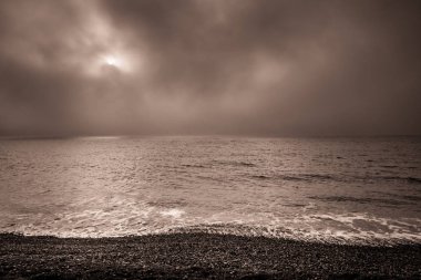 Sahilde bulutlu şafak 