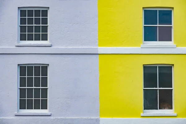 Žluté a modré fasády domů — Stock fotografie