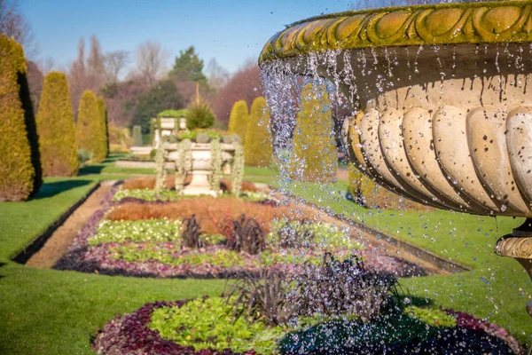 Elegante fuente con goteo de agua en Regents Park, Londres, Reino Unido — Foto de Stock