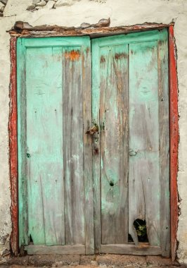 Eski hasarlı ahşap kapılar