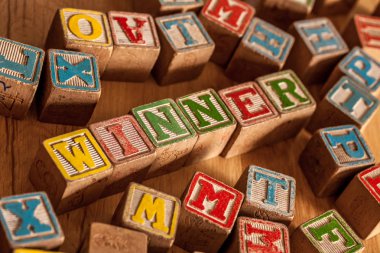 Ahşap oyuncak blok yazım kazanan